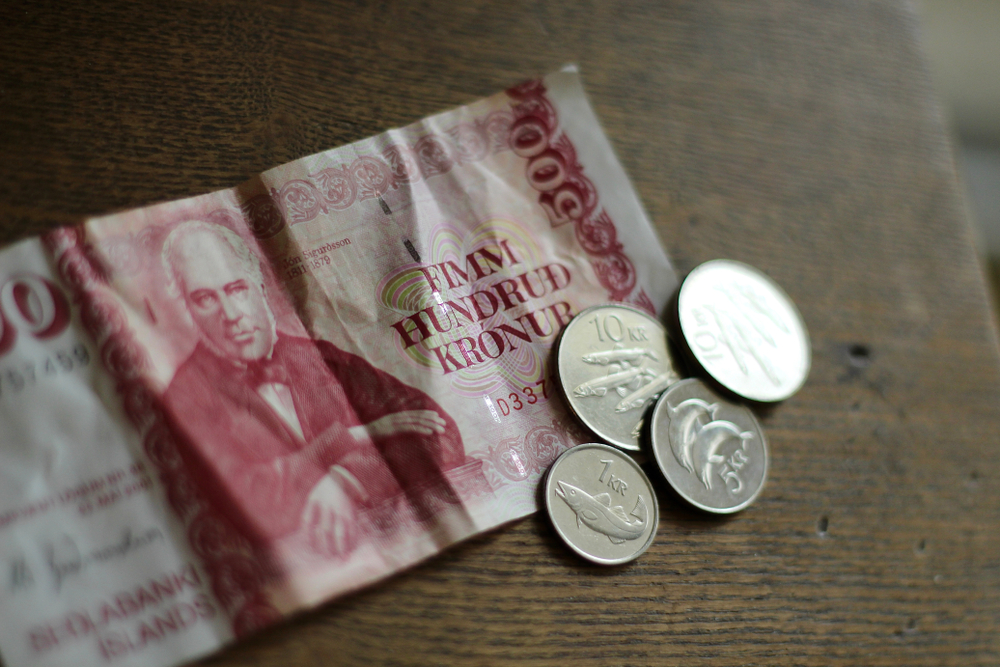 average salary in Iceland: crowns on the table